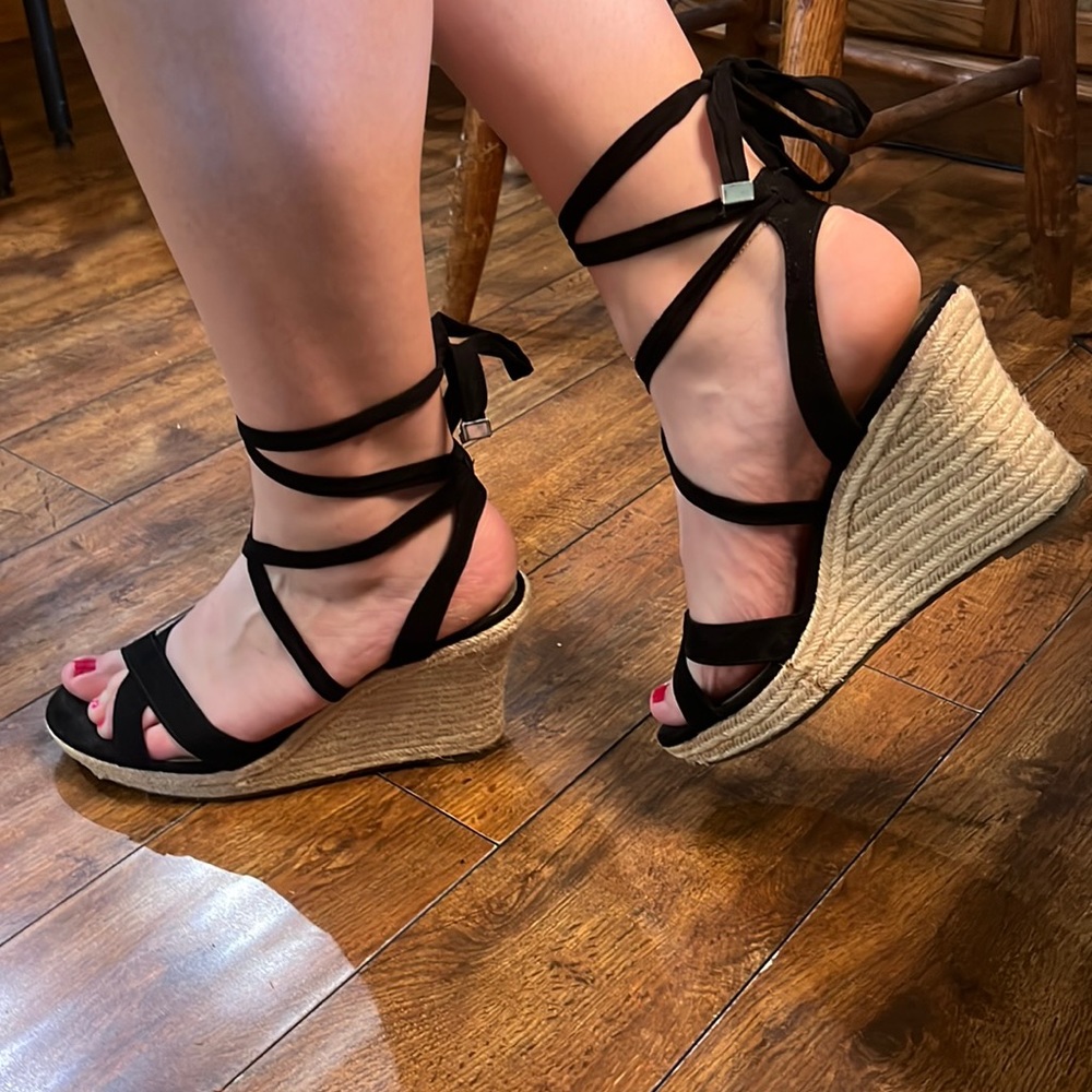 SUPER TRENDY BLACK SANDAL WEDGES THAT  HAVE ANKLE WRAP HAS A BRAIDED STRAW WEDGE